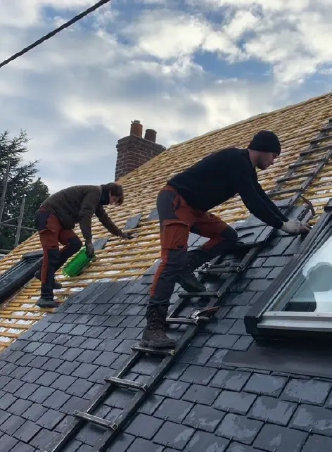 Couvreurs BL Habitat en plein travail de rénovation de toiture en ardoise à Lille - 2022 - Tourcoing