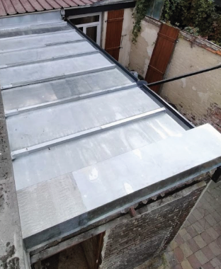 Chéneau en zinc sur toit plat