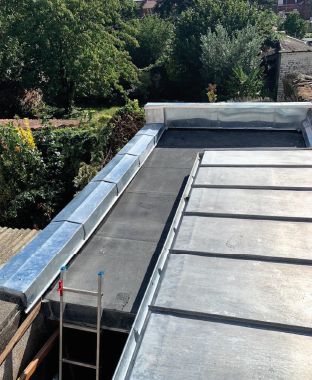 Gouttière en zinc sur maison contemporaine