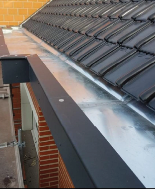 Gouttière en zinc sur toiture en tuiles