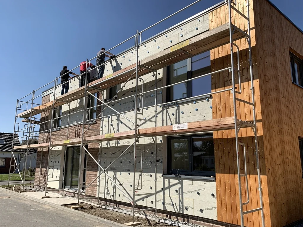 Façade isolée par l'extérieur et habillée d'un bardage bois